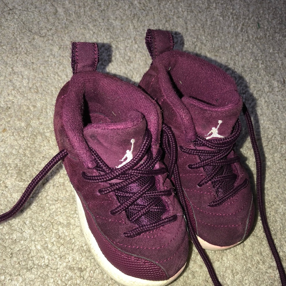 Jordan 12s ( Burgundy ) size 6c